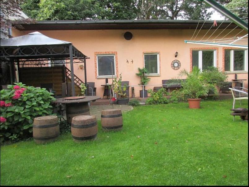 Ferienwohnung Am Wasserturm Хохен Нойендорф Екстериор снимка